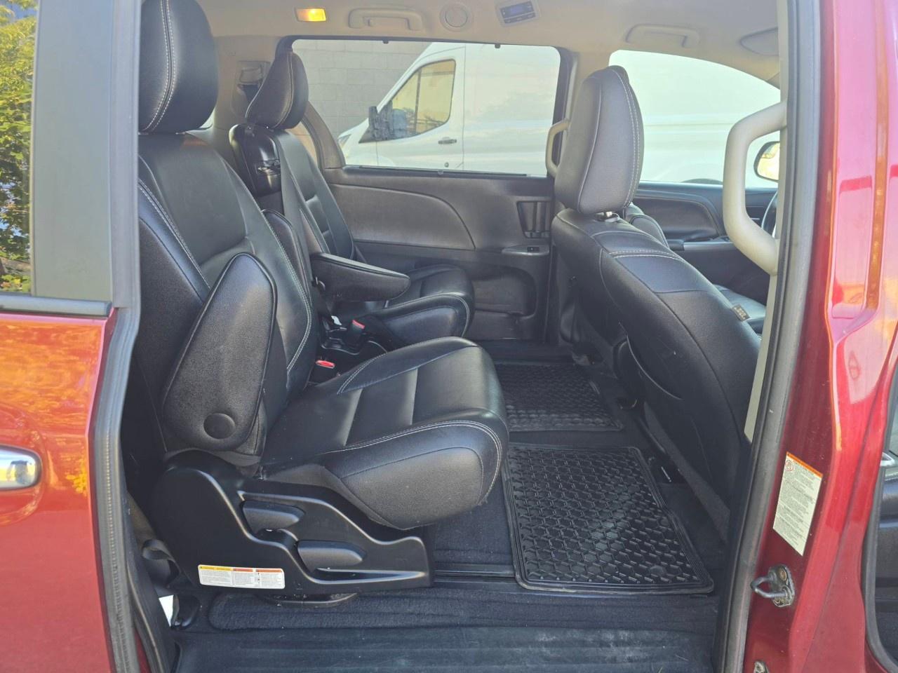 2015 Toyota Sienna 5DR SE 8-PASS FWD Photo