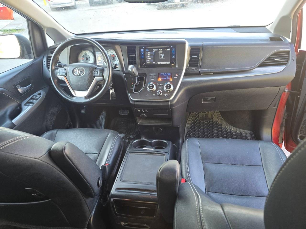 2015 Toyota Sienna 5DR SE 8-PASS FWD Photo