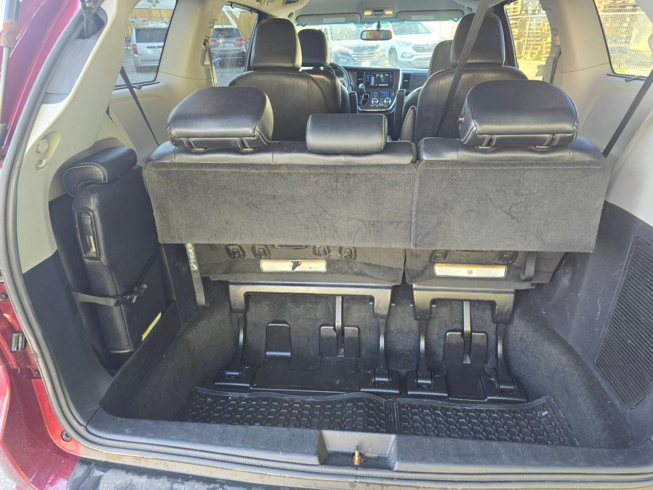 2015 Toyota Sienna 5DR SE 8-PASS FWD Photo
