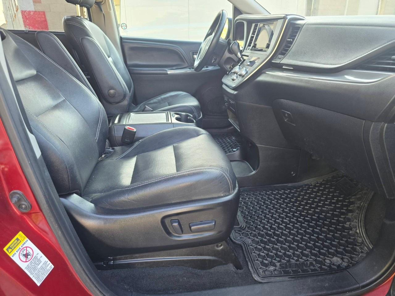 2015 Toyota Sienna 5DR SE 8-PASS FWD Photo