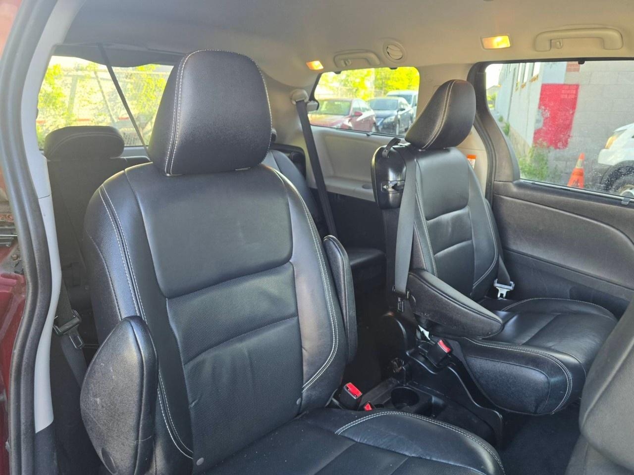 2015 Toyota Sienna 5DR SE 8-PASS FWD Photo