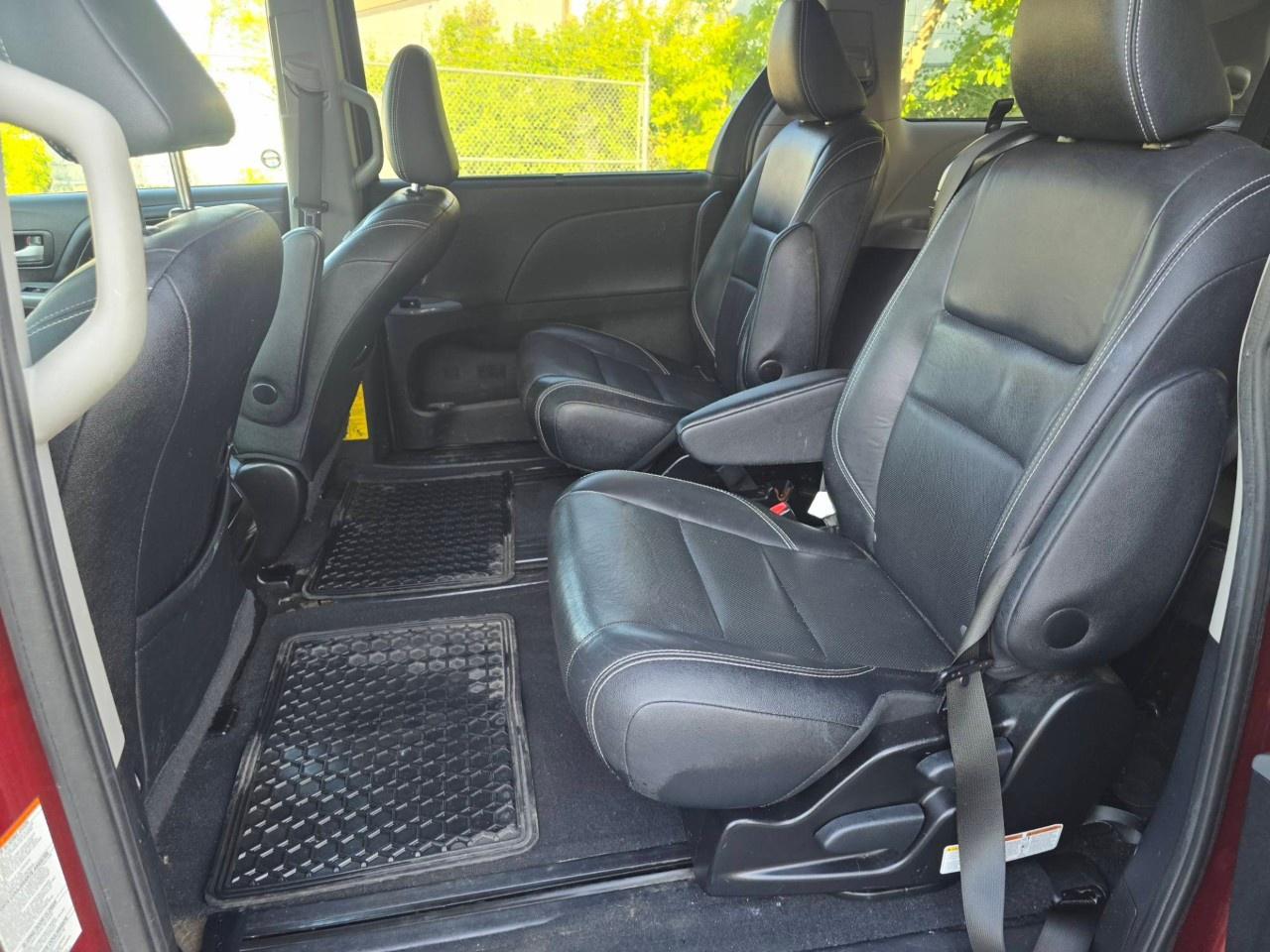 2015 Toyota Sienna 5DR SE 8-PASS FWD Photo