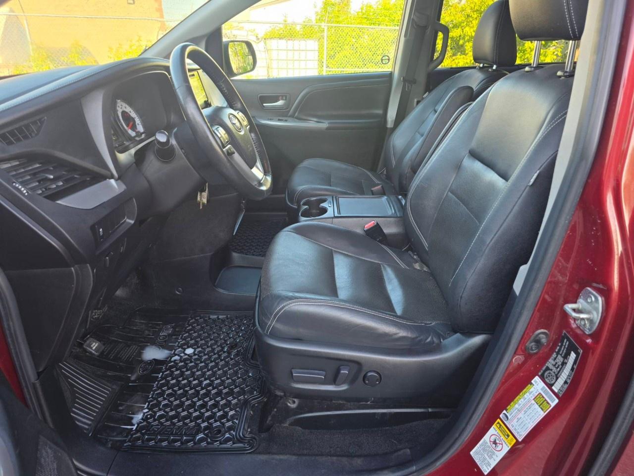 2015 Toyota Sienna 5DR SE 8-PASS FWD Photo