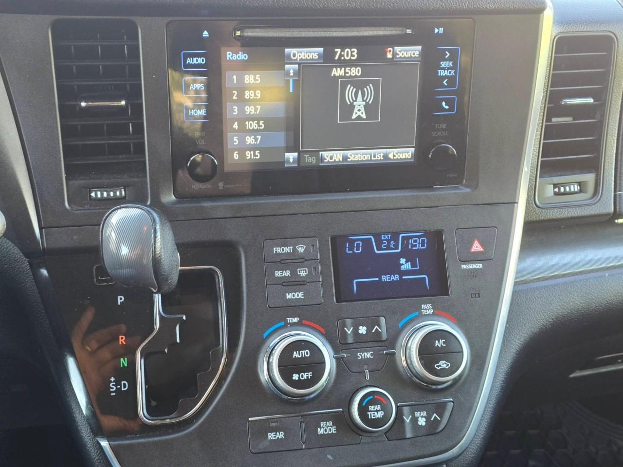 2015 Toyota Sienna 5DR SE 8-PASS FWD Photo