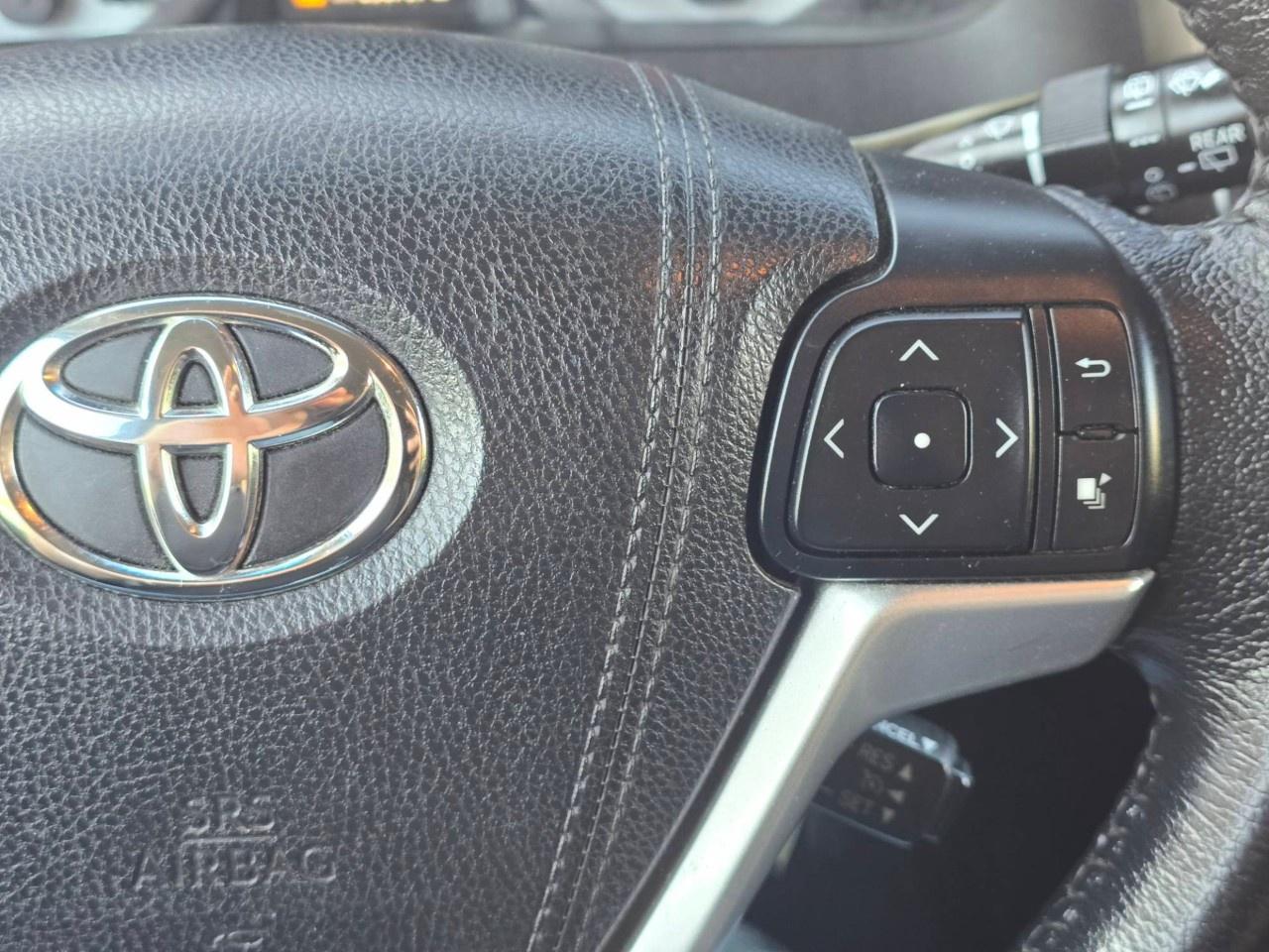 2015 Toyota Sienna 5DR SE 8-PASS FWD Photo
