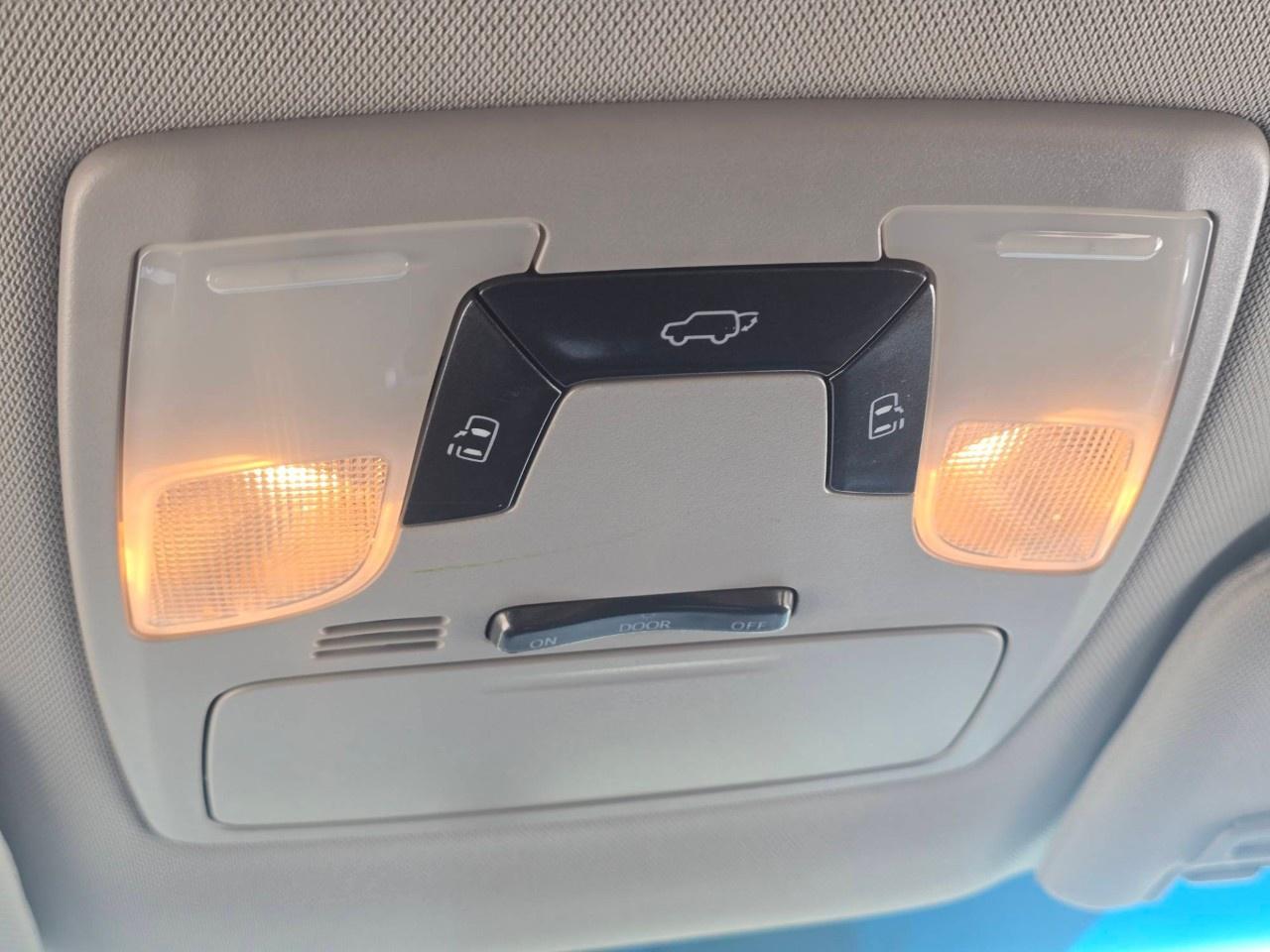 2015 Toyota Sienna 5DR SE 8-PASS FWD Photo