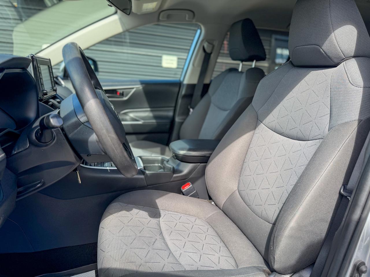 2021 Toyota RAV4 LE/1 OWNER/BSM/ACC/CAMERA/APPLE CARPLAY/2.5L Photo