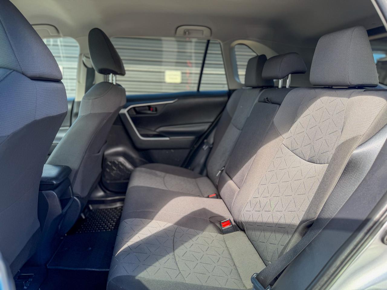 2021 Toyota RAV4 LE/1 OWNER/BSM/ACC/CAMERA/APPLE CARPLAY/2.5L Photo