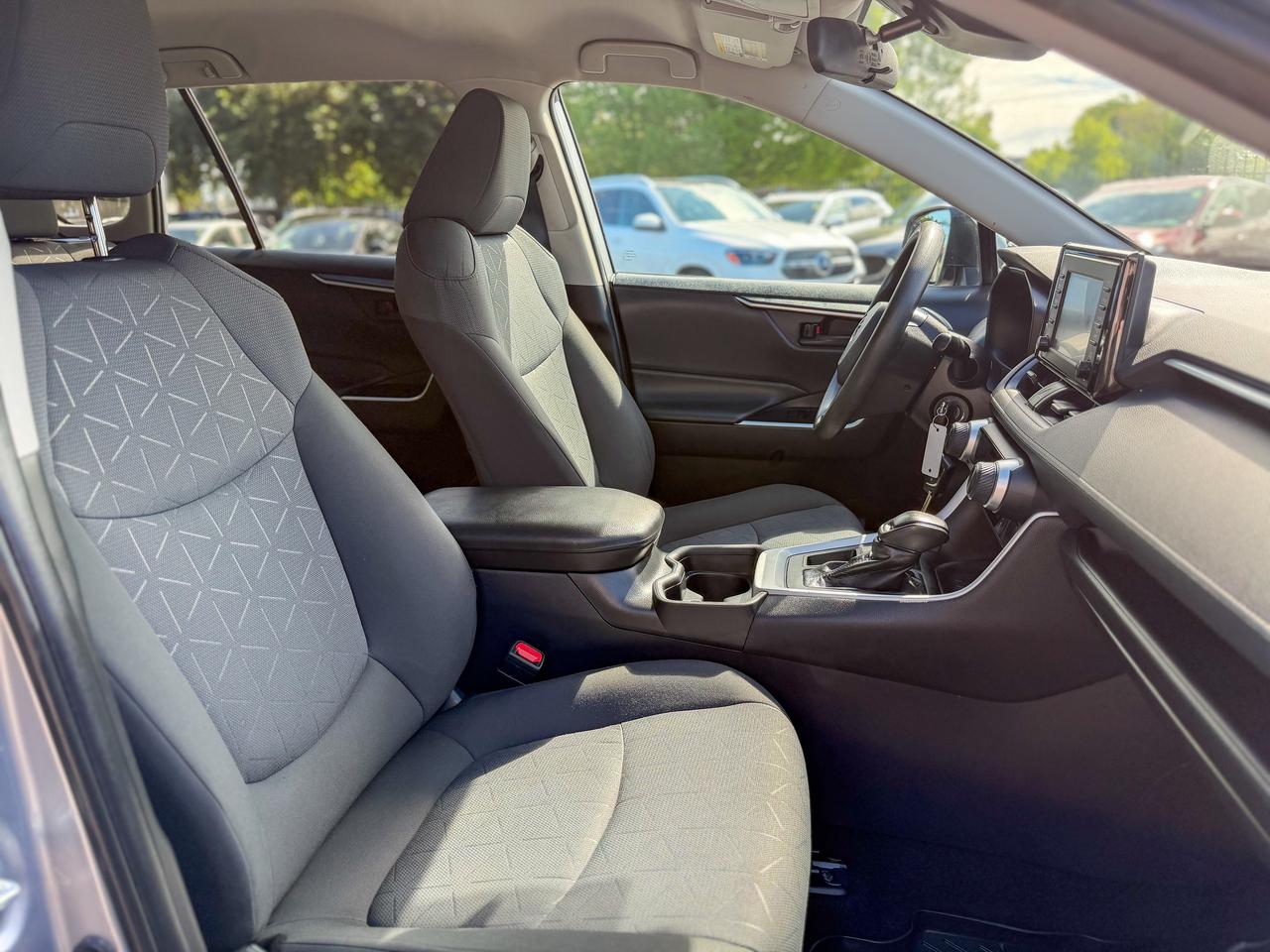 2021 Toyota RAV4 LE/1 OWNER/BSM/ACC/CAMERA/APPLE CARPLAY/2.5L Photo
