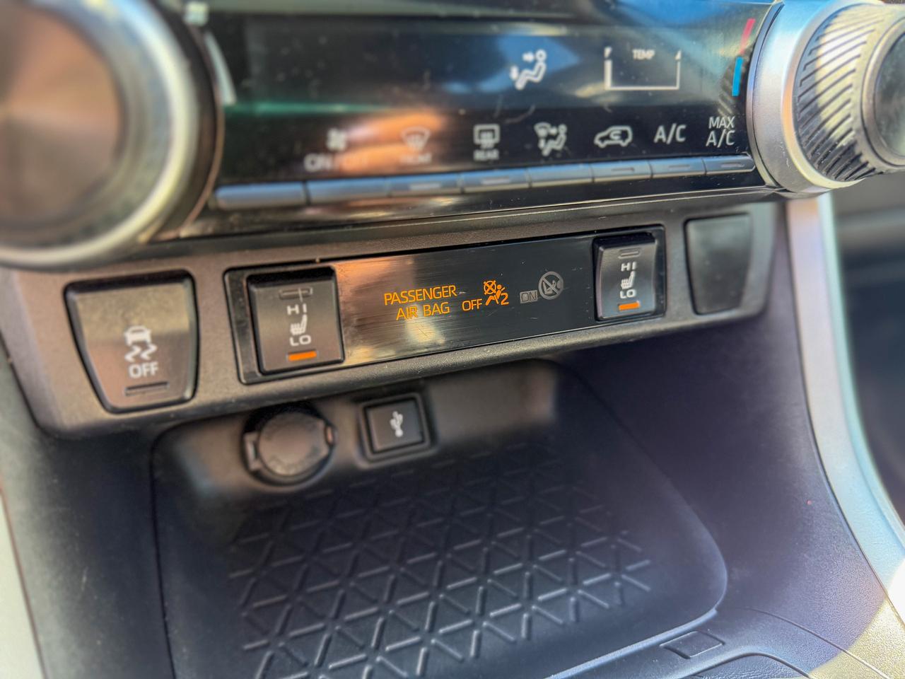 2021 Toyota RAV4 LE/1 OWNER/BSM/ACC/CAMERA/APPLE CARPLAY/2.5L Photo