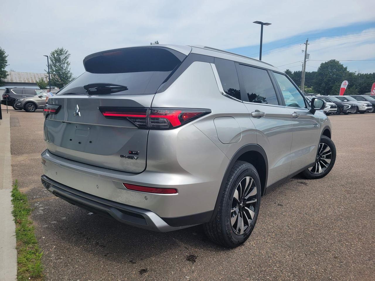 2026 Mitsubishi Outlander PHEV LE 4dr S-AWC Photo