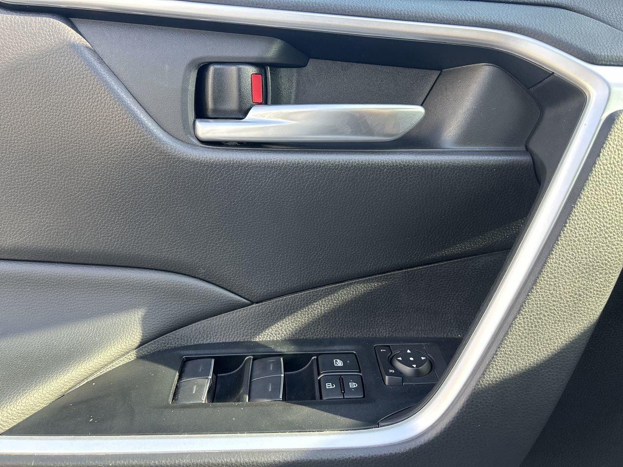 2025 Toyota RAV4 Hybrid XLE AWD 6.95%TCUV   SUNROOF   HEAT STEER   WIRELES Photo