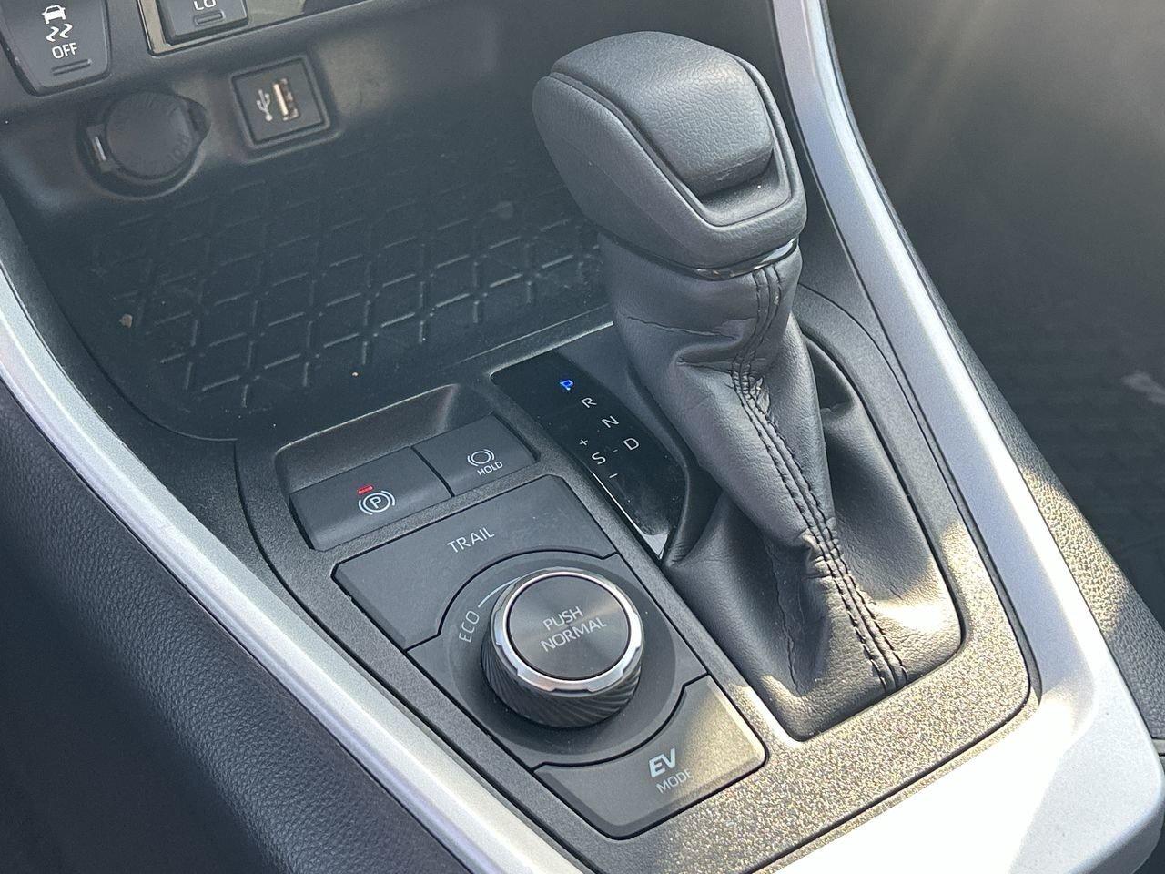 2025 Toyota RAV4 Hybrid XLE AWD 6.95%TCUV   SUNROOF   HEAT STEER   WIRELES Photo