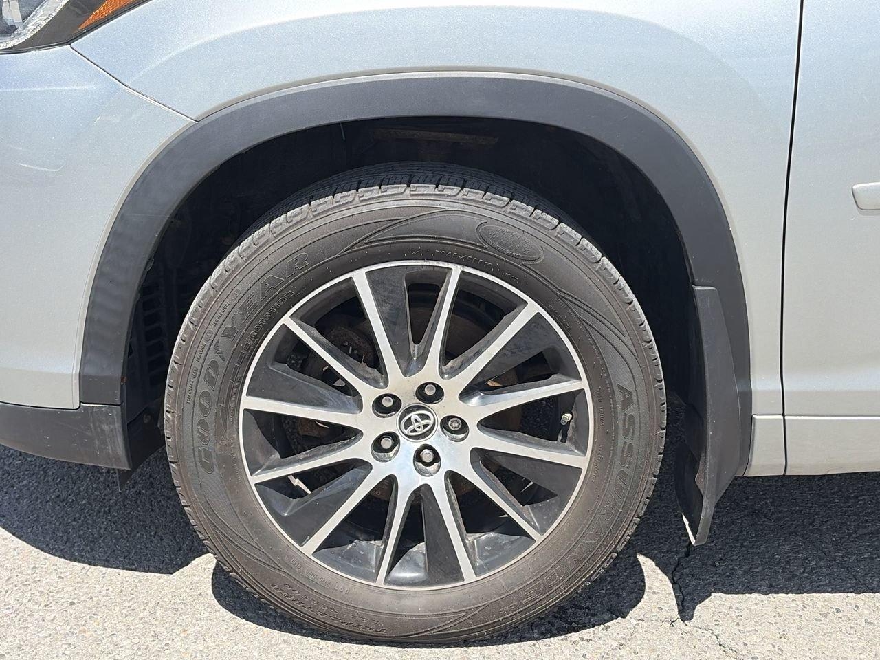 2018 Toyota Highlander XLE WITH SE PKG SOLD AS/IS   WINTER/SUMMER TIRES Photo