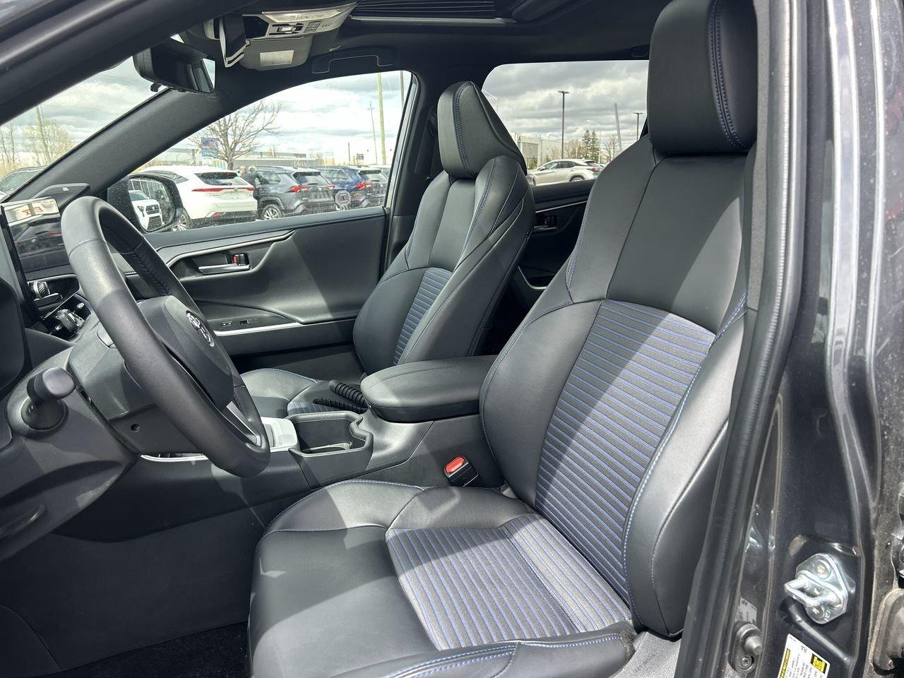 2025 Toyota RAV4 Hybrid XSE AWD 6.95% TCUV   SOFTEX SEATS   BLACK ALLOYS Photo