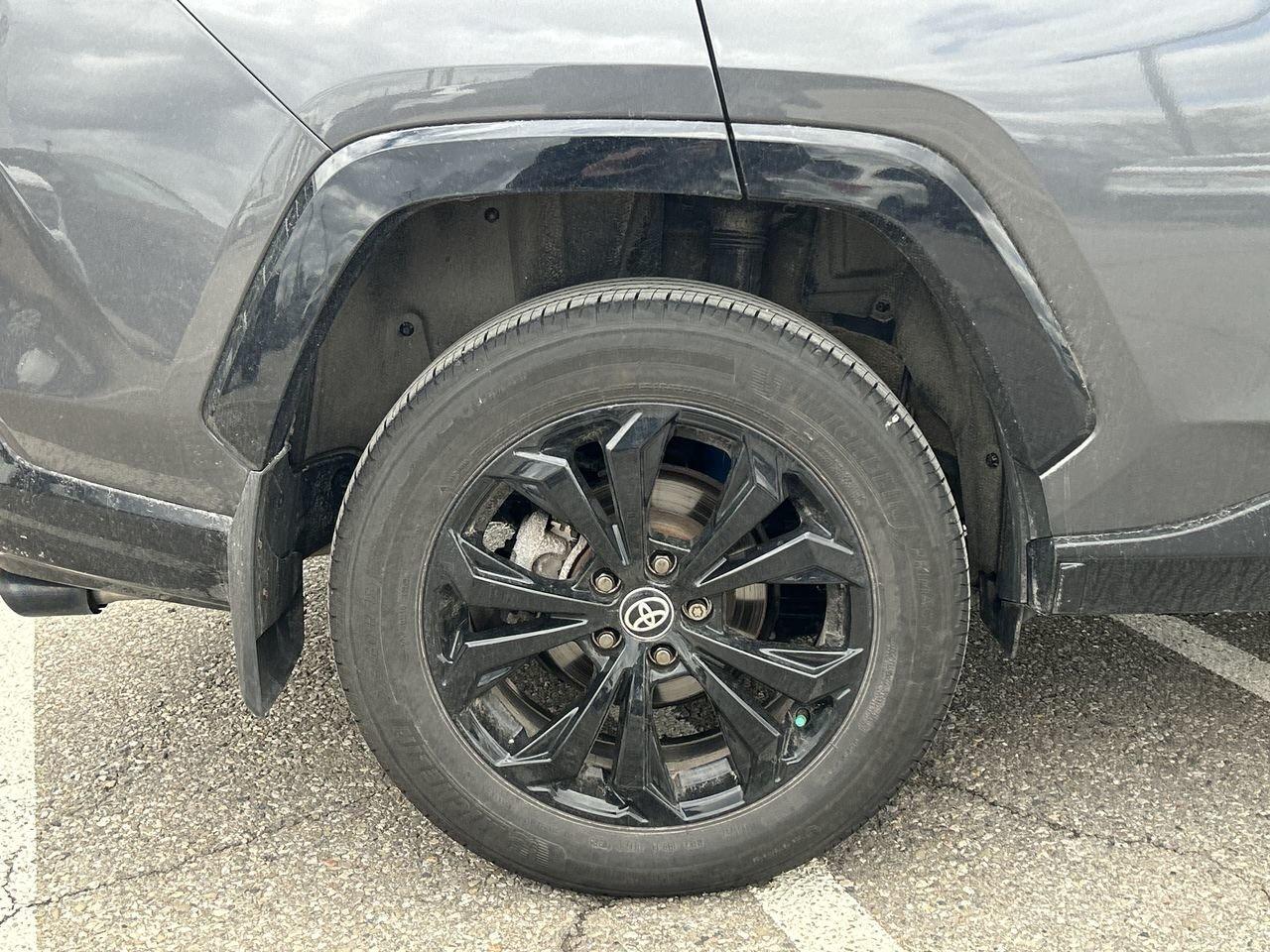 2025 Toyota RAV4 Hybrid XSE AWD 6.95% TCUV   SOFTEX SEATS   BLACK ALLOYS Photo