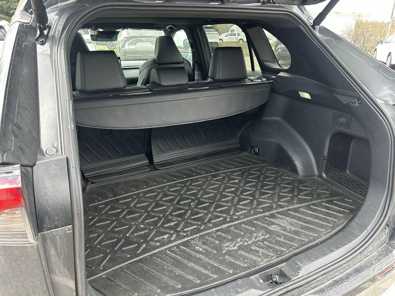 2025 Toyota RAV4 Hybrid XSE AWD 6.95% TCUV   SOFTEX SEATS   BLACK ALLOYS Photo