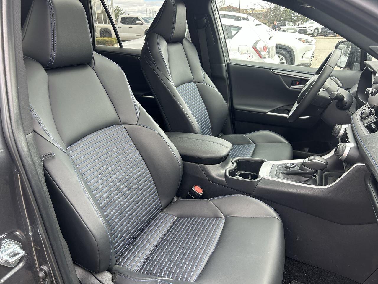 2025 Toyota RAV4 Hybrid XSE AWD 6.95% TCUV   SOFTEX SEATS   BLACK ALLOYS Photo