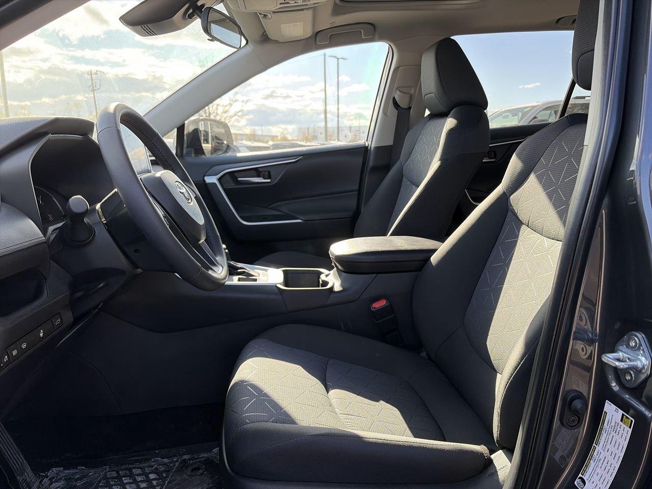 2025 Toyota RAV4 XLE AWD 6.95%TCUV   CLOTH   SUNROOF   HEAT STEER Photo