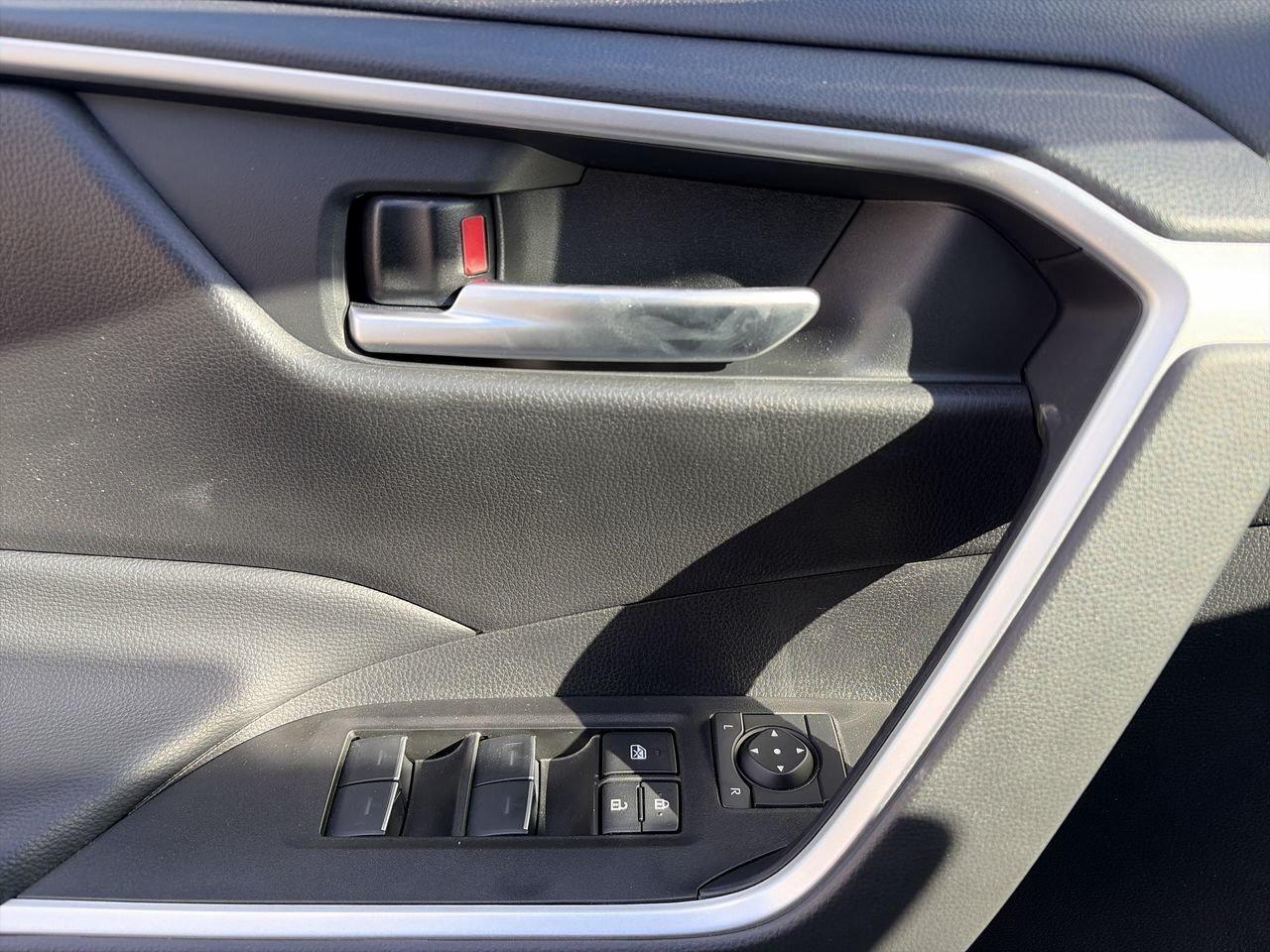 2025 Toyota RAV4 XLE AWD 6.95%TCUV   CLOTH   SUNROOF   HEAT STEER Photo