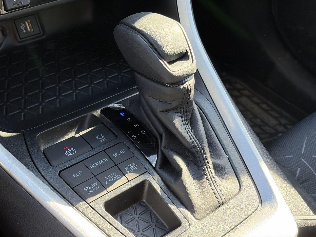 2025 Toyota RAV4 XLE AWD 6.95%TCUV   CLOTH   SUNROOF   HEAT STEER Photo