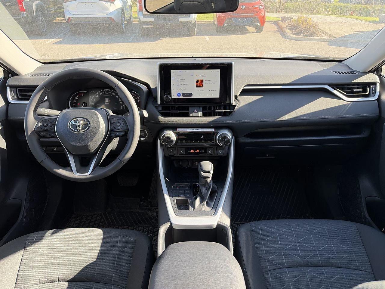 2025 Toyota RAV4 XLE AWD 6.95%TCUV   CLOTH   SUNROOF   HEAT STEER Photo