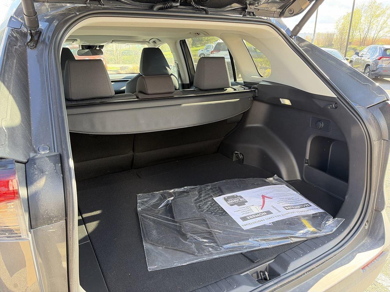 2025 Toyota RAV4 XLE AWD 6.95%TCUV   CLOTH   SUNROOF   HEAT STEER Photo