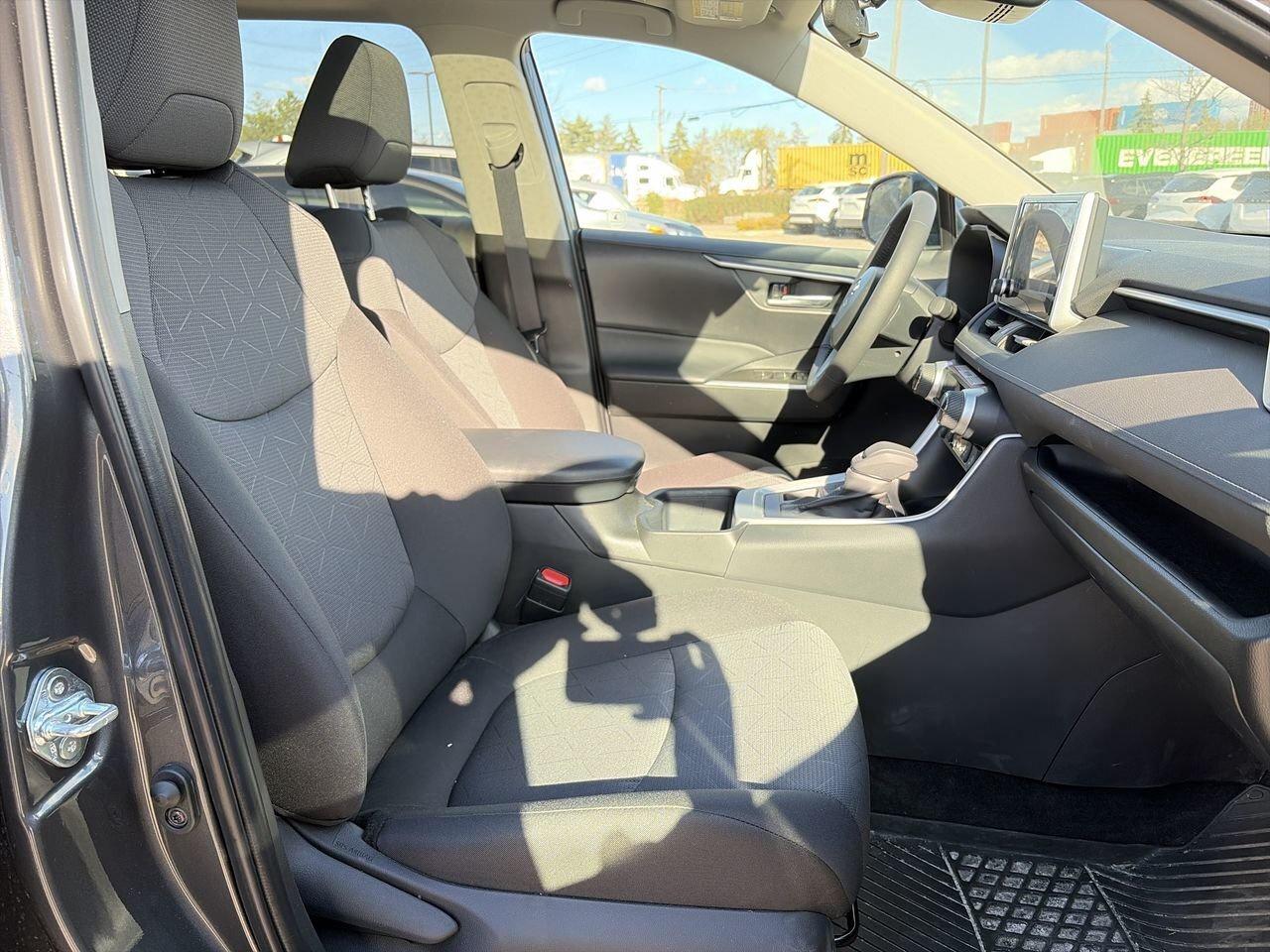 2025 Toyota RAV4 XLE AWD 6.95%TCUV   CLOTH   SUNROOF   HEAT STEER Photo