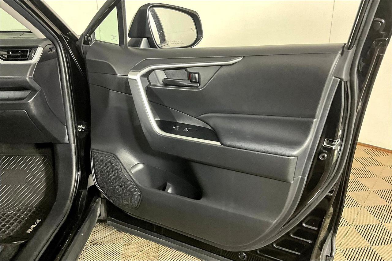 2020 Toyota RAV4 Hybrid LE AWD Photo