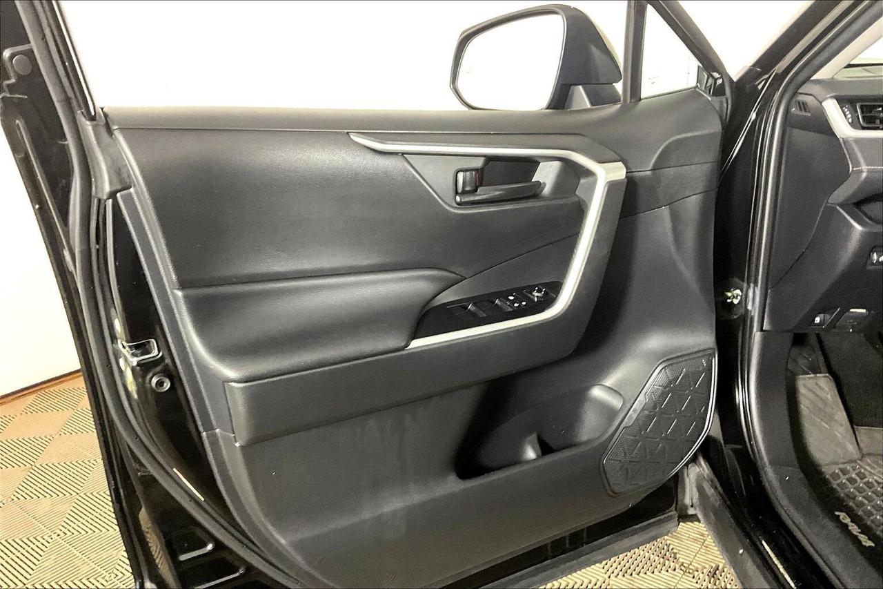 2020 Toyota RAV4 Hybrid LE AWD Photo