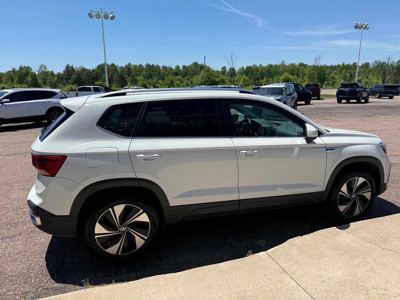 2024 Volkswagen Taos Comfortline 4dr All-Wheel Drive 4MOTION Photo