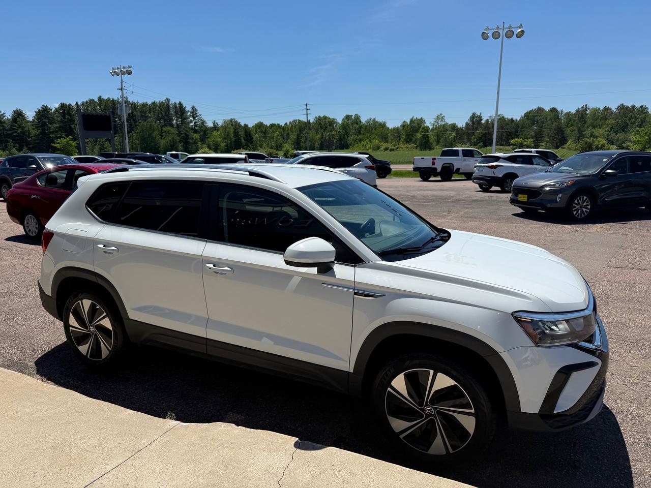 2024 Volkswagen Taos Comfortline 4dr All-Wheel Drive 4MOTION Photo