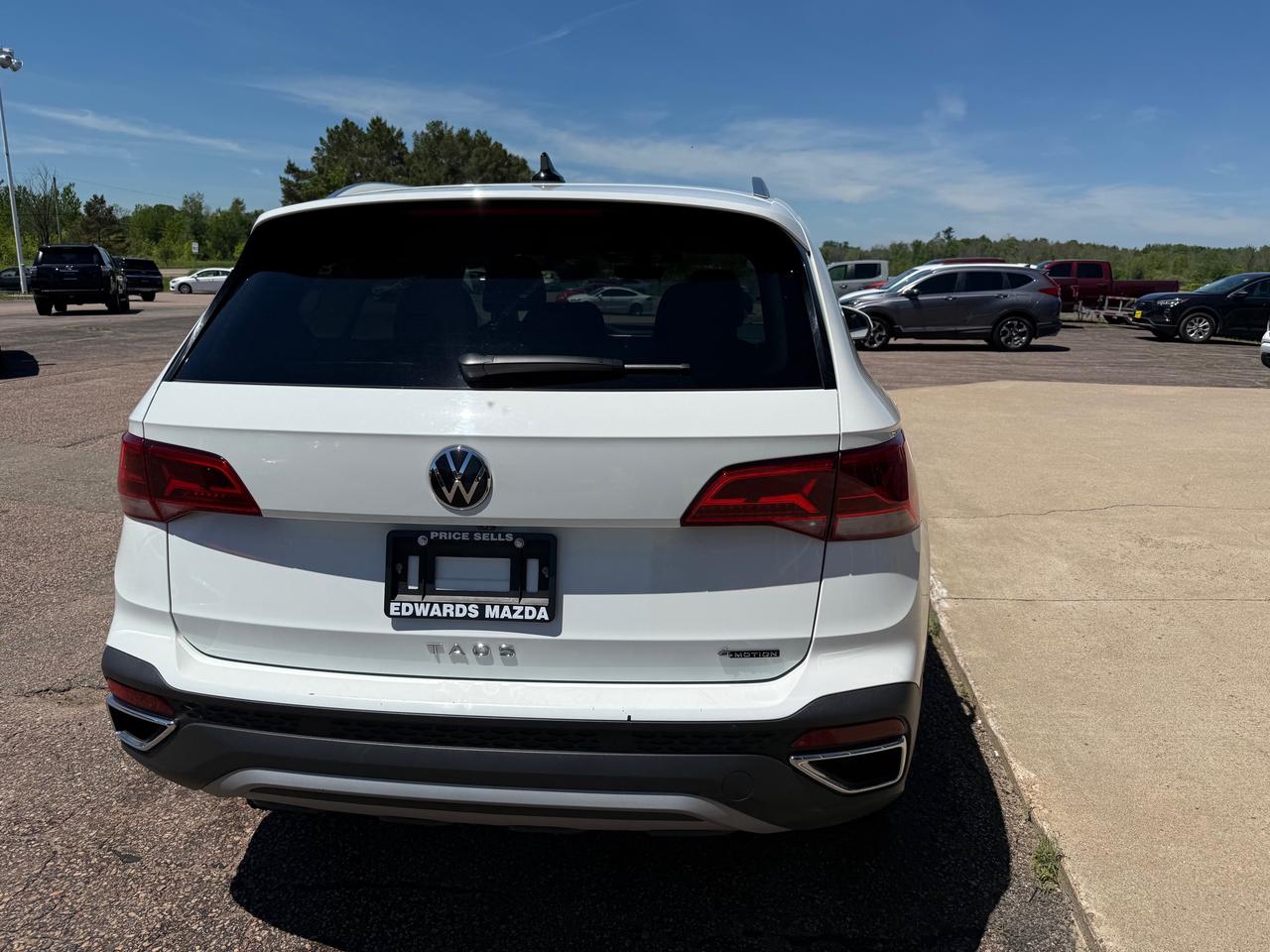 2024 Volkswagen Taos Comfortline 4dr All-Wheel Drive 4MOTION Photo