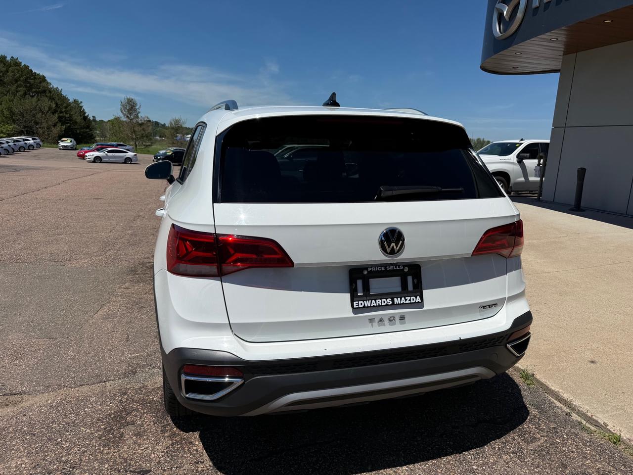2024 Volkswagen Taos Comfortline 4dr All-Wheel Drive 4MOTION Photo