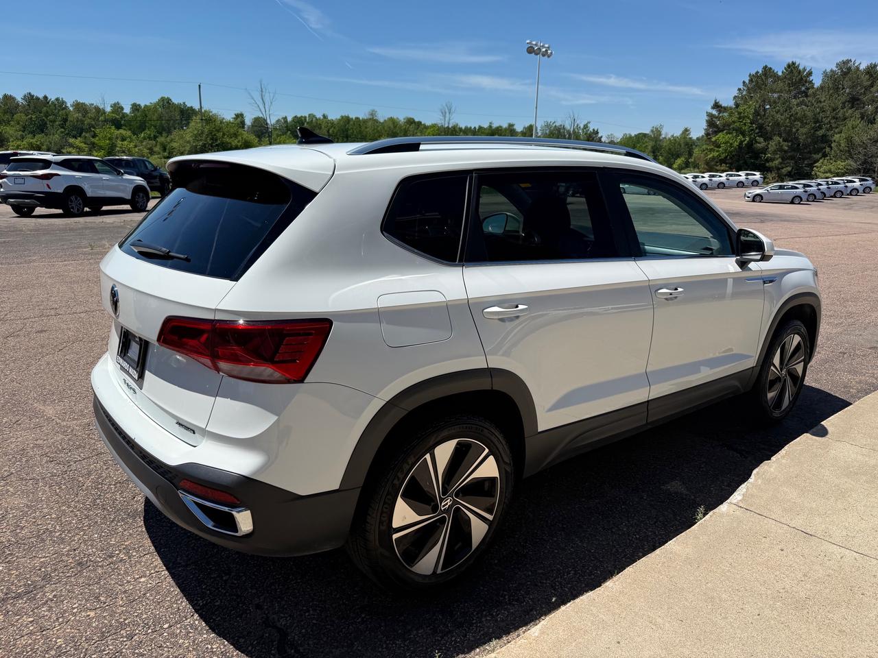 2024 Volkswagen Taos Comfortline 4dr All-Wheel Drive 4MOTION Photo