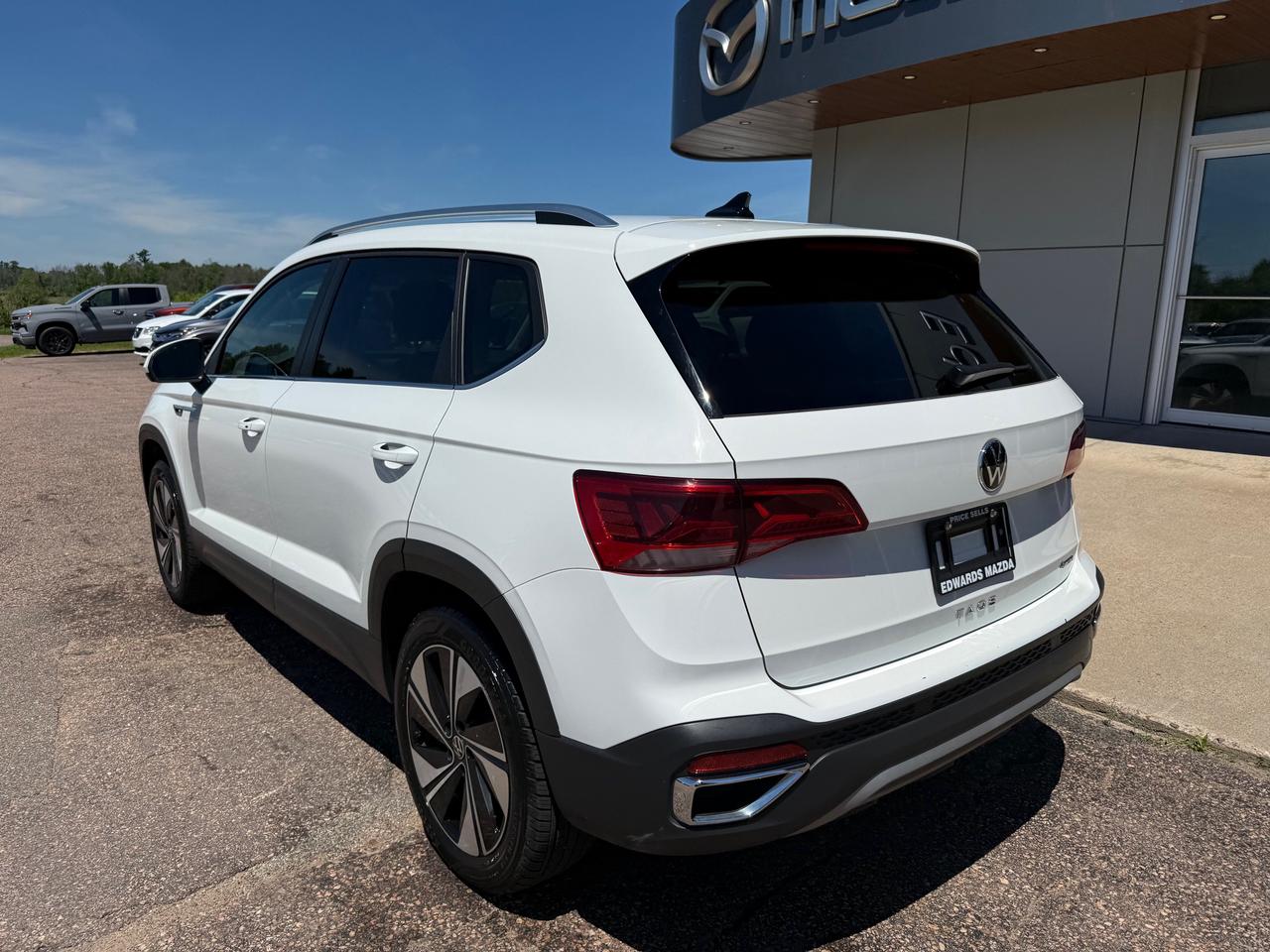 2024 Volkswagen Taos Comfortline 4dr All-Wheel Drive 4MOTION Photo