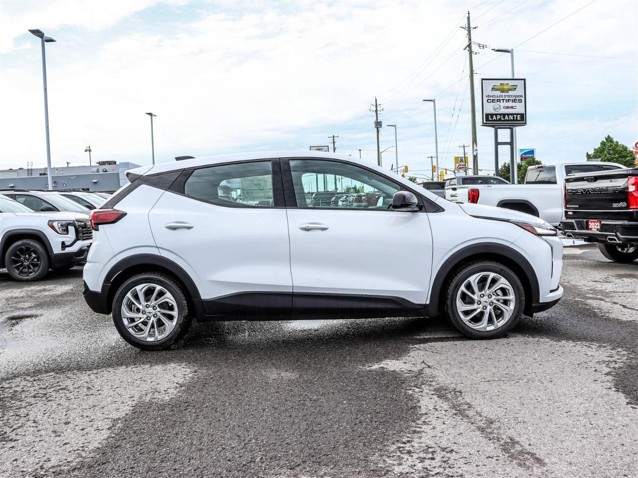2027 Chevrolet Bolt FWD 4dr LT Photo4
