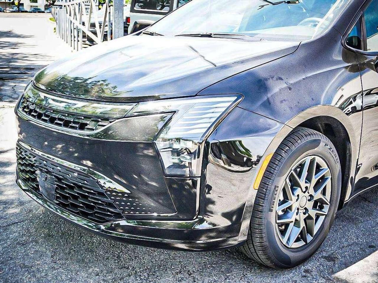 2027 Chrysler Pacifica  Photo3
