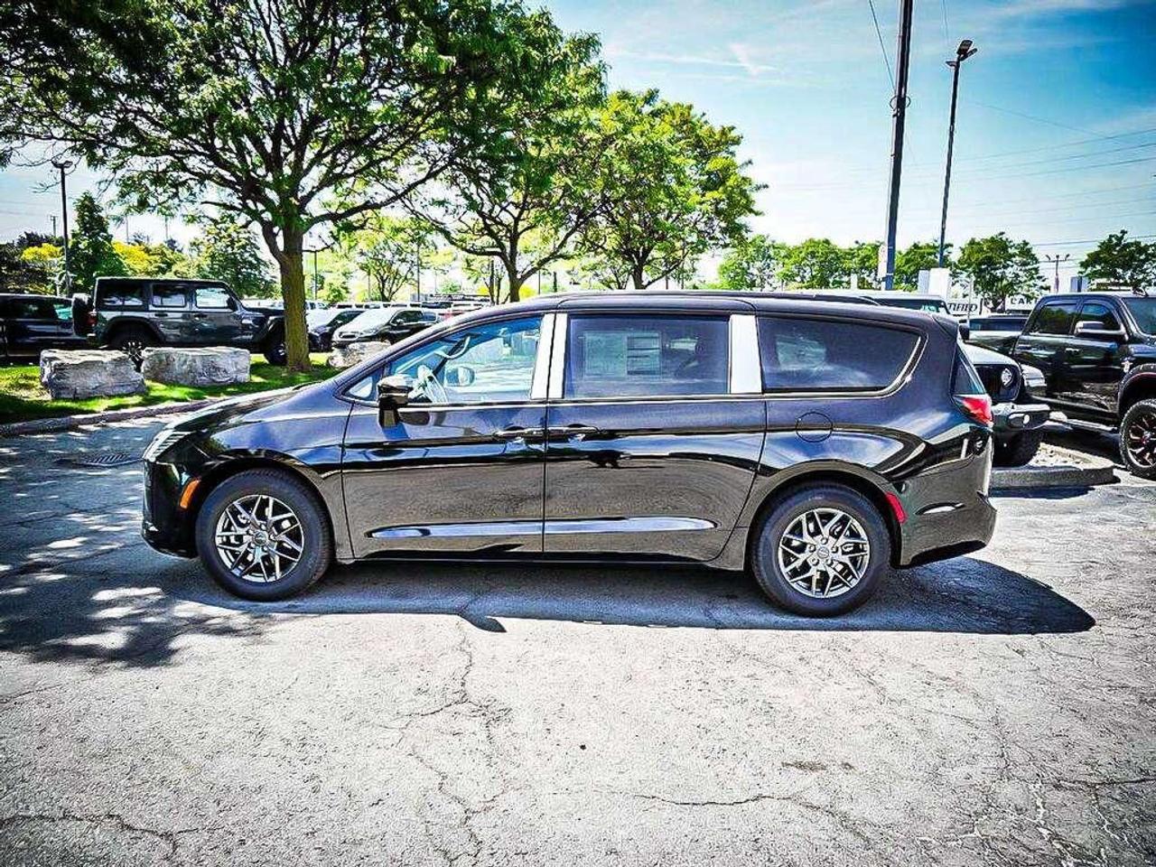 2027 Chrysler Pacifica  Photo