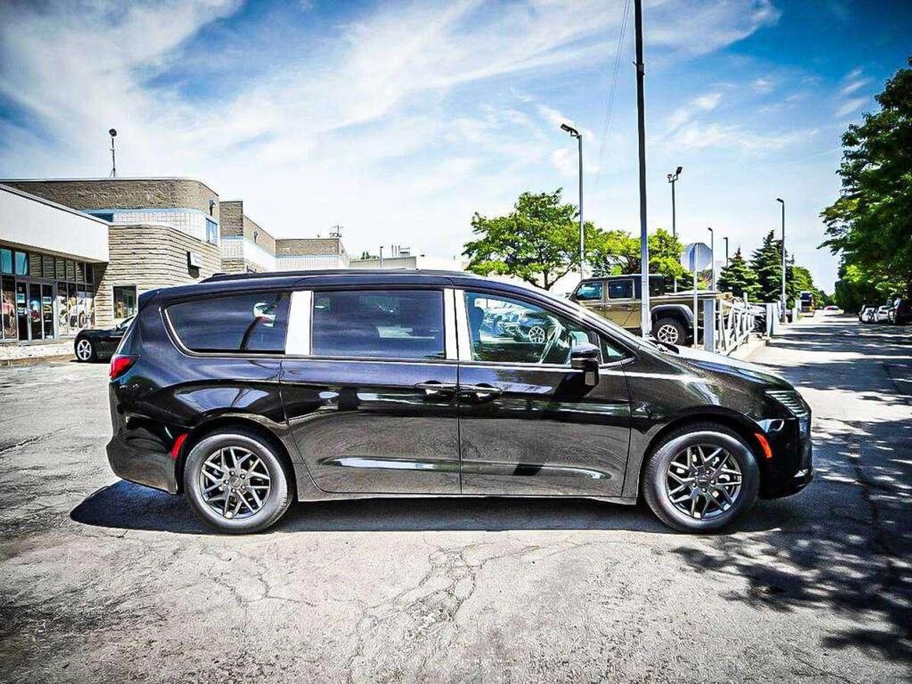2027 Chrysler Pacifica  Photo