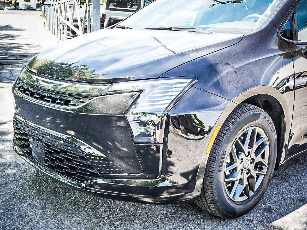 2027 Chrysler Pacifica  Photo3