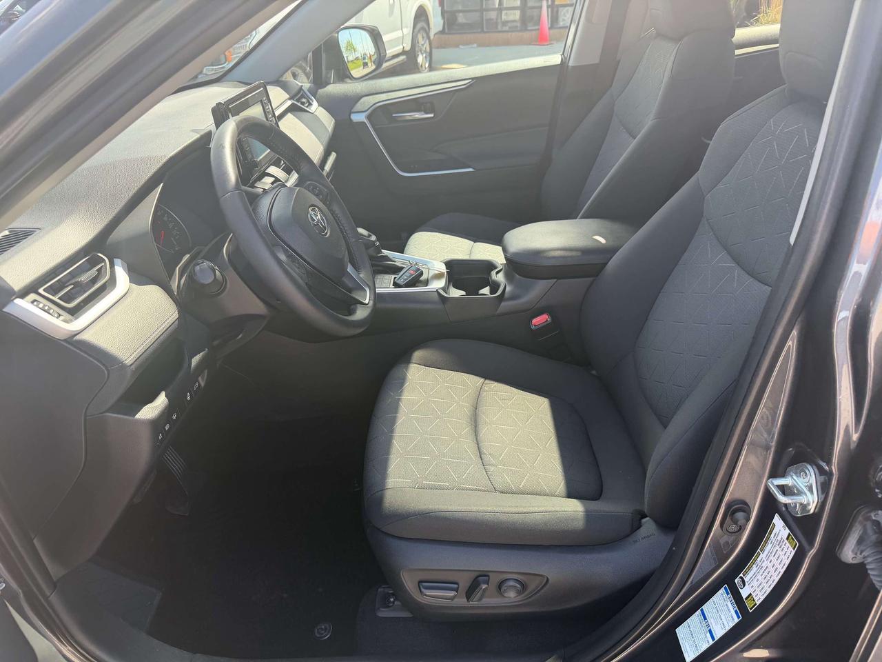 2021 Toyota RAV4 XLE AWD SUNROOF CLEAN CARFAX CERTIFIED Photo