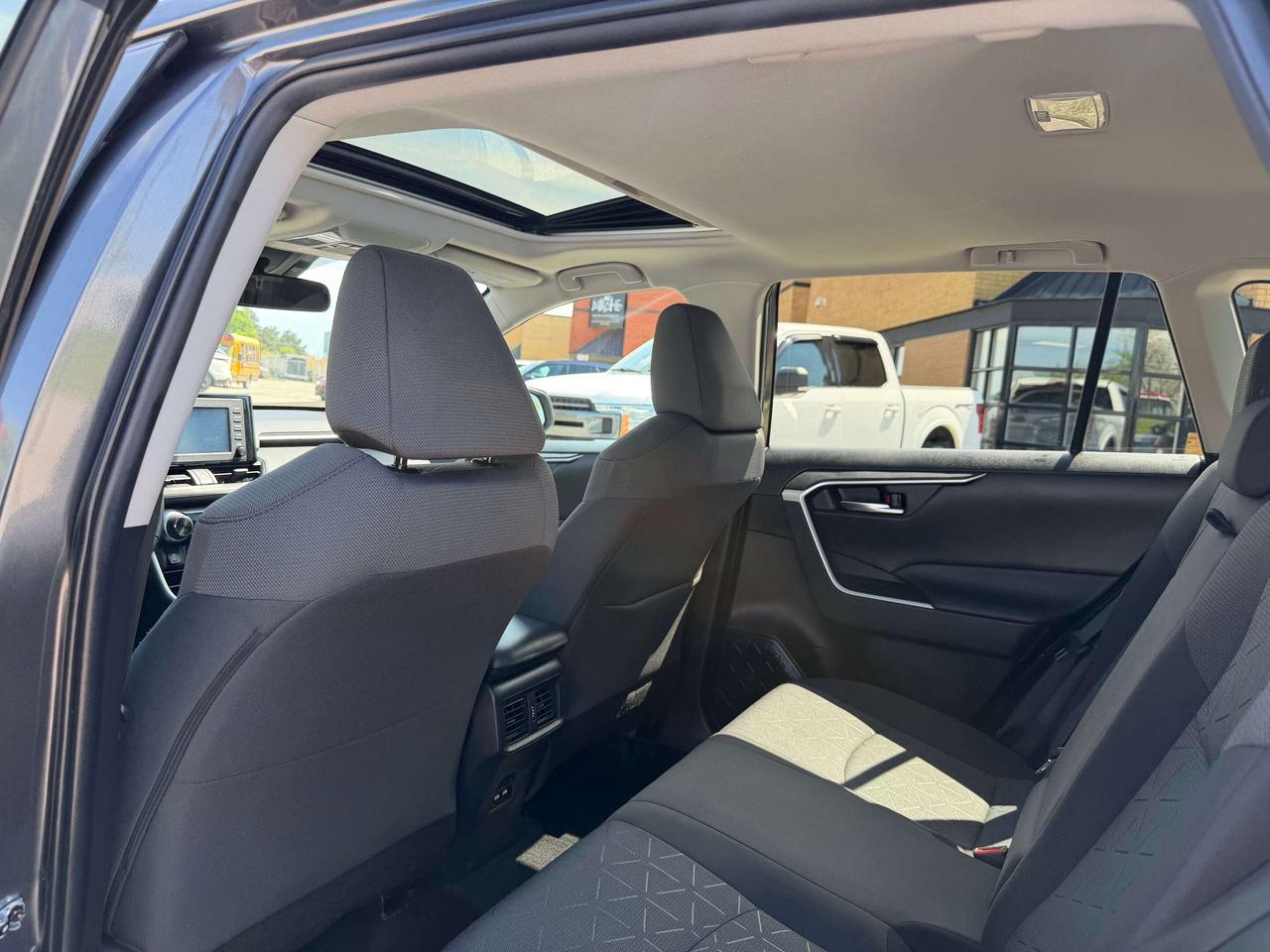 2021 Toyota RAV4 XLE AWD SUNROOF CLEAN CARFAX CERTIFIED Photo