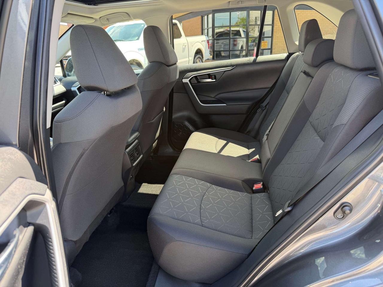 2021 Toyota RAV4 XLE AWD SUNROOF CLEAN CARFAX CERTIFIED Photo