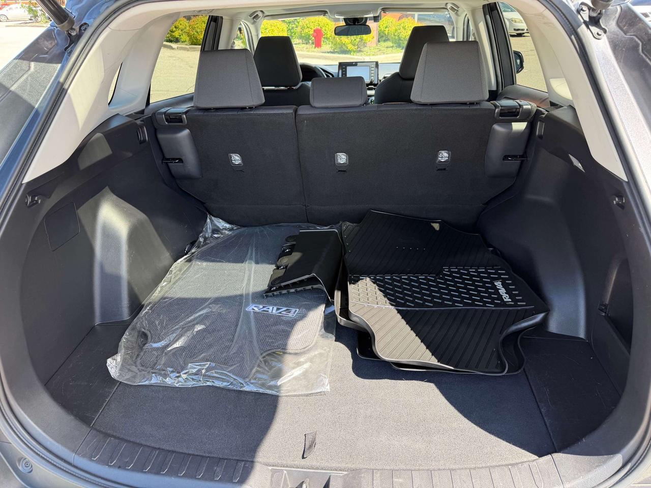 2021 Toyota RAV4 XLE AWD SUNROOF CLEAN CARFAX CERTIFIED Photo