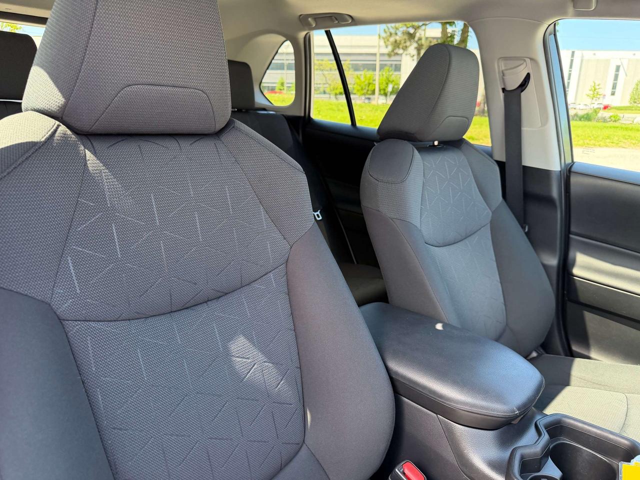 2021 Toyota RAV4 XLE AWD SUNROOF CLEAN CARFAX CERTIFIED Photo