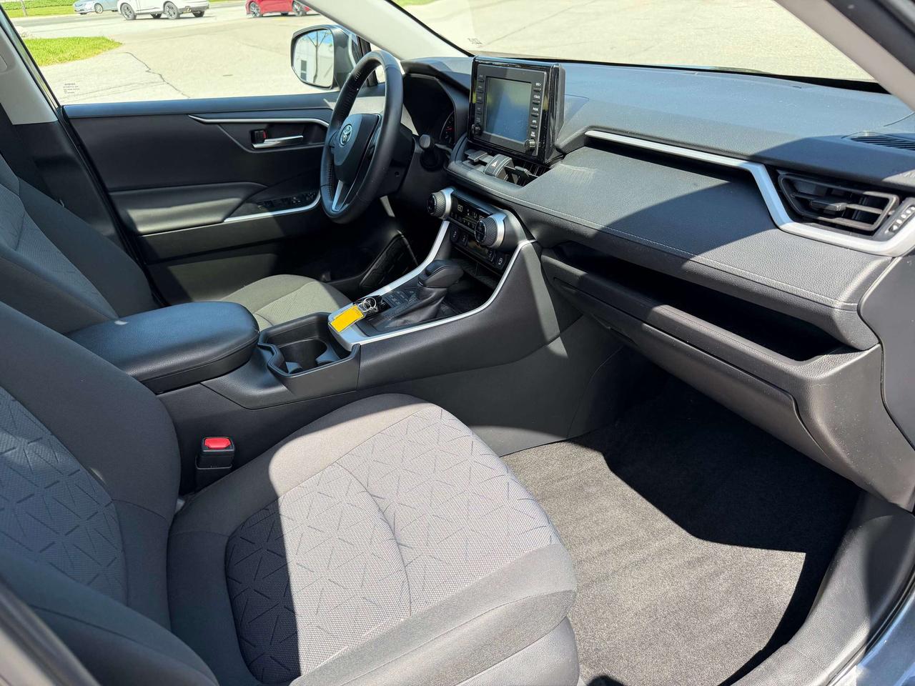 2021 Toyota RAV4 XLE AWD SUNROOF CLEAN CARFAX CERTIFIED Photo