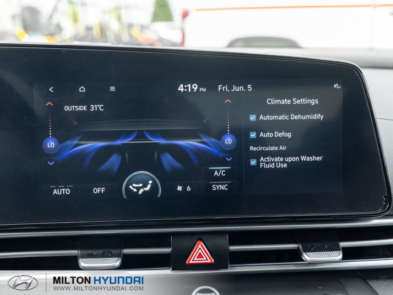 2025 Hyundai Elantra Luxury 4dr Sedan Photo