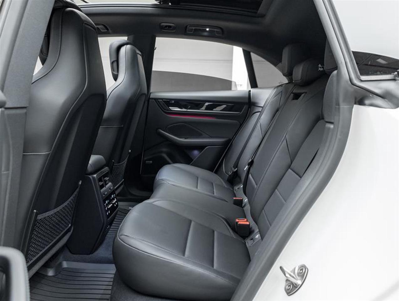 2026 Porsche Macan  Photo