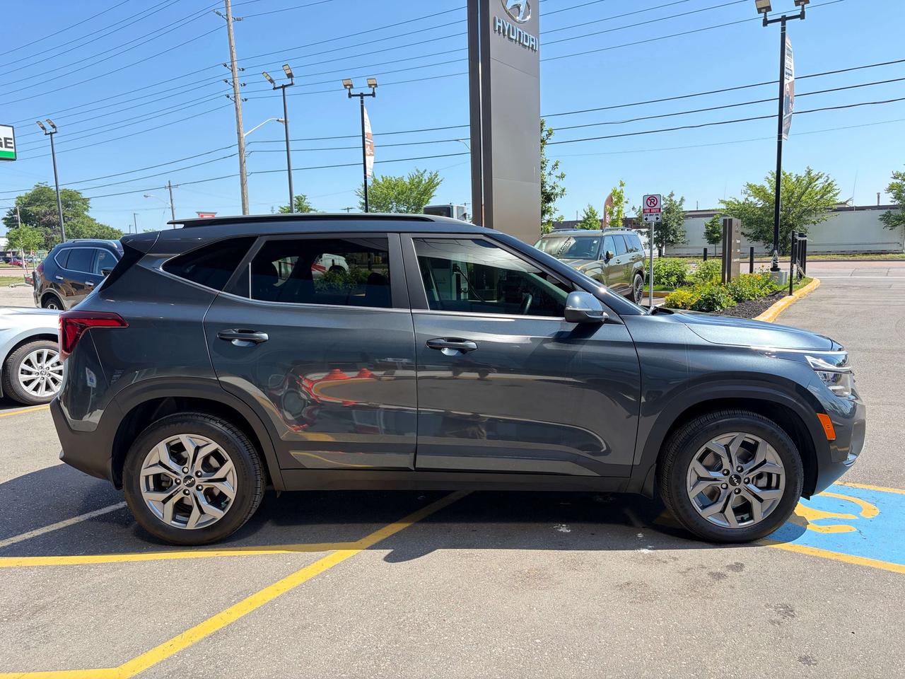 2024 Kia Seltos EX AWD   CLEAN CARFAX Photo